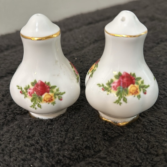 Royal Albert Old Country Roses 3 Inch Salt & Pepper Set Never Used - Picture 2 of 3